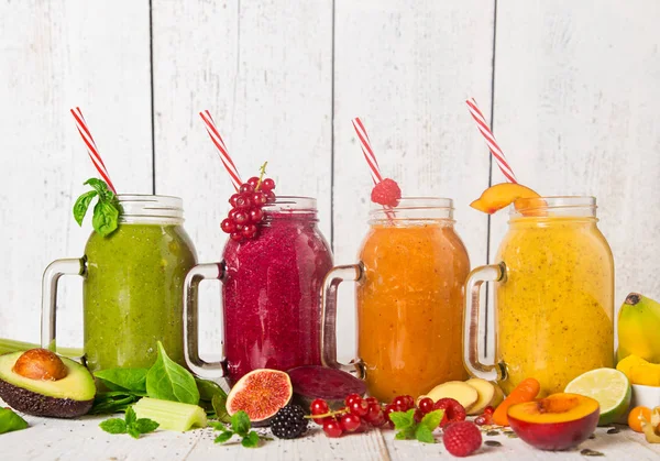 Gezonde verse smoothies met ingrediënten. — Stockfoto