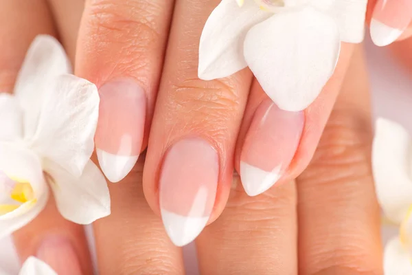 Vrouw met mooie verzorgde nagels. — Stockfoto