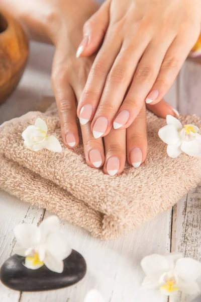 Vrouw met mooie verzorgde nagels. — Stockfoto