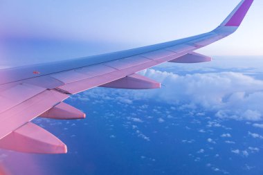 Subeautiful günbatımı uçak penceresinden bulutlu gökyüzü ile.