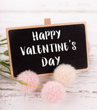 Sevgililer günü için küçük kara tahta. Arka plan ile pembe güller.