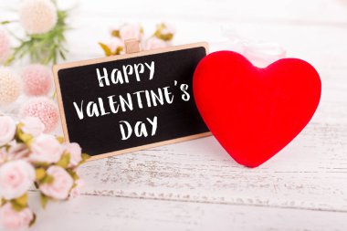 Sevgililer günü için küçük kara tahta. Arka plan ile pembe güller.