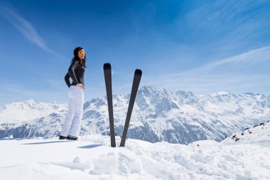 Kayak Ekipmanı ile güzel esmer kadın