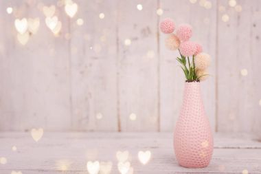 Sevgililer Günü, Anneler ya da Kadınlar Günü için çiçek kompozisyonu. Eski beyaz ahşap arka planda pembe çiçekler.