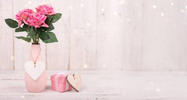 Sevgililer Günü, Anneler ya da Kadınlar Günü için çiçek kompozisyonu. Eski beyaz ahşap arka planda pembe çiçekler.