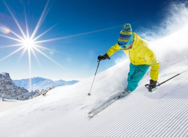 Yüksek dağlarda kayak yapan kayakçı.