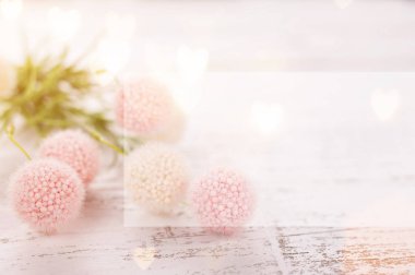 Sevgililer Günü, Anneler ya da Kadınlar Günü için çiçek kompozisyonu. Eski beyaz ahşap arka planda pembe çiçekler.