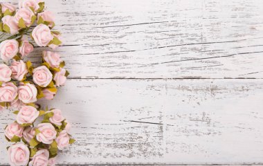 Sevgililer Günü, Anneler ya da Kadınlar Günü için çiçek kompozisyonu. Eski beyaz ahşap arka planda pembe çiçekler.