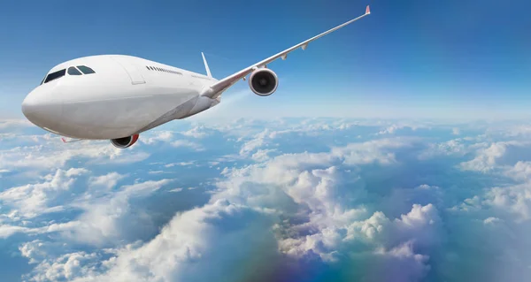 Avião comercial voando acima das nuvens . — Fotografia de Stock