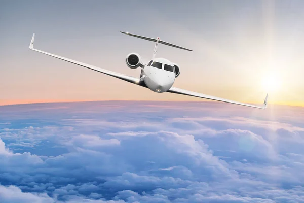 Avião comercial voando acima das nuvens . — Fotografia de Stock