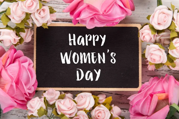 Pequeno quadro-negro para o dia das mulheres. Fundo com rosas rosa . — Fotografia de Stock