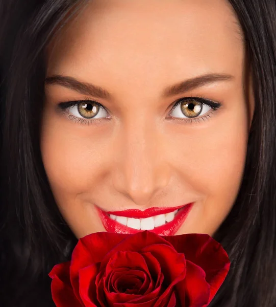 Mooie vrouw houdt van rozen boeket, Valentine of Womens dag. — Stockfoto