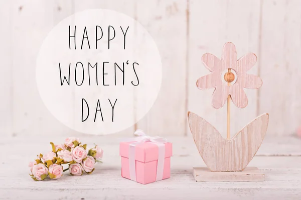 Composición de flores para el Día de la Mujer. Flores rosadas sobre fondo de madera blanco viejo . — Foto de Stock