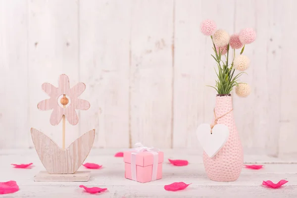 Bloemen samenstelling voor Valentijnsdag, moederdag of vrouwendag. Roze bloemen op oude witte houten achtergrond. — Stockfoto