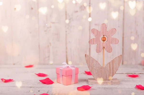 Složení květin pro Valentýna, matky nebo ženy. Růžové květy na starém bílém dřevěném pozadí. — Stock fotografie