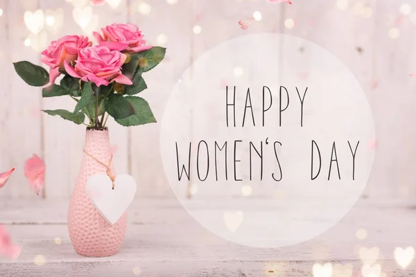 De samenstelling van de bloemen voor Womens Day. Roze bloemen op oude witte houten achtergrond. — Stockfoto