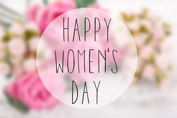 Λουλούδια σύνθεση για γυναικών μέρα. Ροζ λουλούδια πάνω σε παλιό λευκό φόντο ξύλινη. — Φωτογραφία Αρχείου