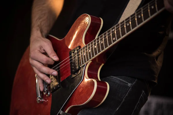 Un rockero toca la guitarra en el escenario . —  Fotos de Stock