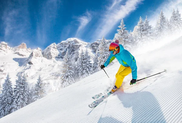 Sciatori che sciano in discesa in alta montagna — Foto Stock