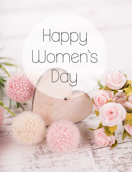 Composición de flores para el Día de la Mujer. Flores rosadas con hogar de madera sobre fondo de madera blanco viejo . — Foto de Stock