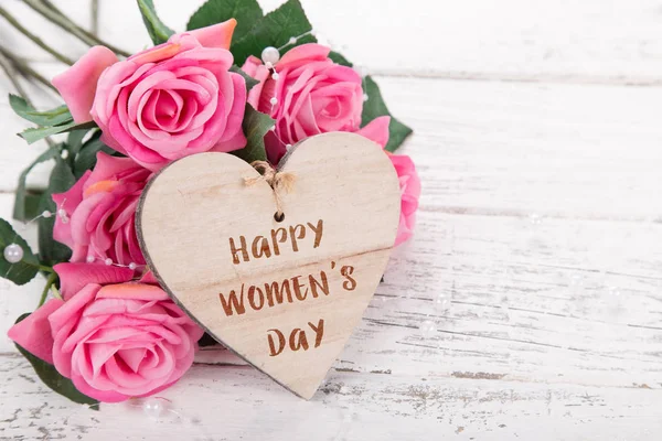 Σύνθεση λουλουδιών για την Ημέρα του Αγίου Βαλεντίνου, Μητέρας ή Γυναίκας. Ροζ λουλούδια με ξύλινη εστία σε παλιό λευκό ξύλινο φόντο. — Φωτογραφία Αρχείου