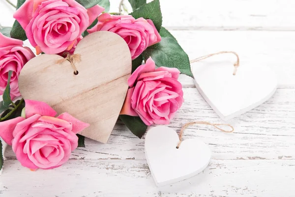 Composición de flores para San Valentín, Madres o Día de la Mujer. Flores rosadas con hogar de madera sobre fondo de madera blanco viejo. —  Fotos de Stock