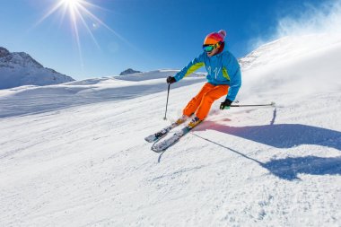 Yüksek dağlarda kayak yapan kayakçı.
