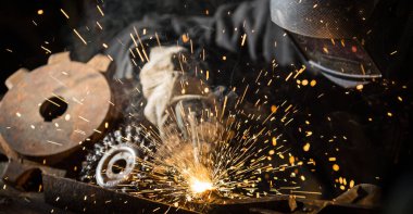 Fabrikada çalışan Kaynakçı metal yapılmış