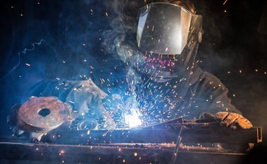 Fabrikada çalışan Kaynakçı metal yapılmış