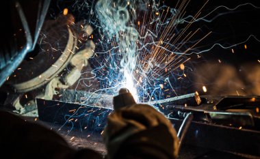 Fabrikada çalışan Kaynakçı metal yapılmış