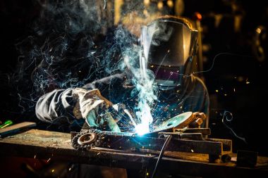 Fabrikada çalışan Kaynakçı metal yapılmış