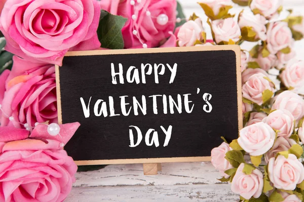 Pequeña pizarra para el día de San Valentín. Fondo con rosas rosadas . —  Fotos de Stock