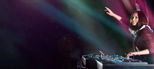 DJ mixen de track in de nachtclub op een feestje — Stockfoto