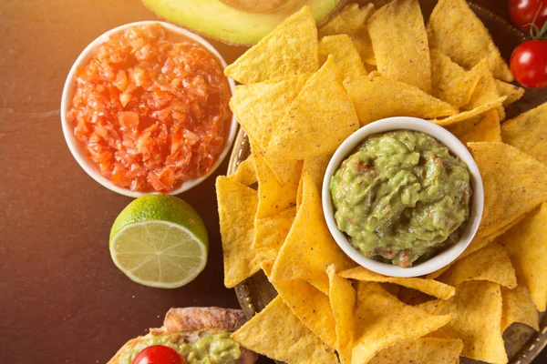 Tradisi Meksiko guacamole dan salsa dip, nachos tortilla chips . — Stok Foto