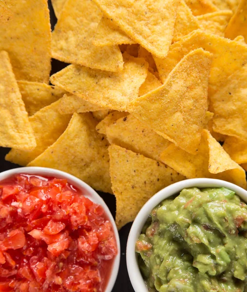 Hagyomány mexikói guacamole és a salsa szószt, nachos tortilla chips. — Stock Fotó