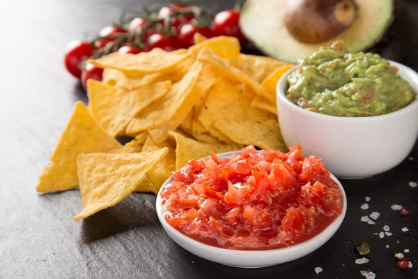Tradycja meksykańskie guacamole i salsa dip, nachos nachos. — Zdjęcie stockowe