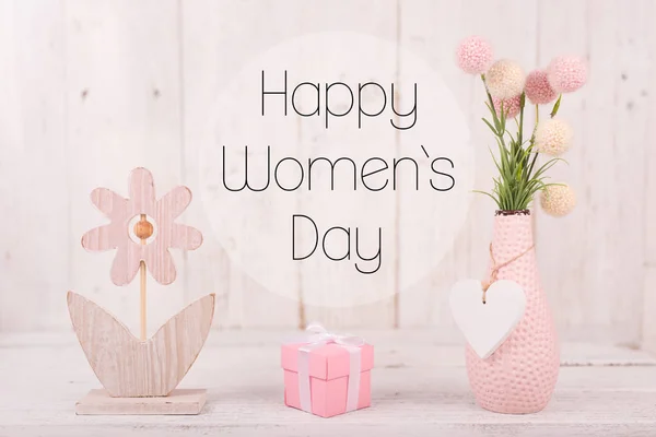 Composição de flores para o Dia das Mulheres. Flores cor de rosa no fundo de madeira branco velho . — Fotografia de Stock