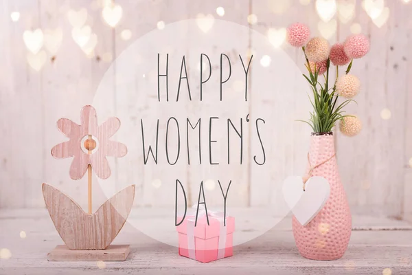 Λουλούδια σύνθεση για γυναικών μέρα. Ροζ λουλούδια πάνω σε παλιό λευκό φόντο ξύλινη. — Φωτογραφία Αρχείου