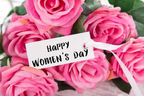 Pequeña pizarra para el día de las mujeres. Fondo con rosas rosadas . —  Fotos de Stock