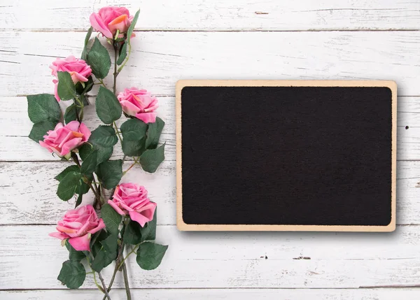 Malé prázdné tabule na Valentýna, den matky nebo žena. Pozadí s růžovou růží. — Stock fotografie