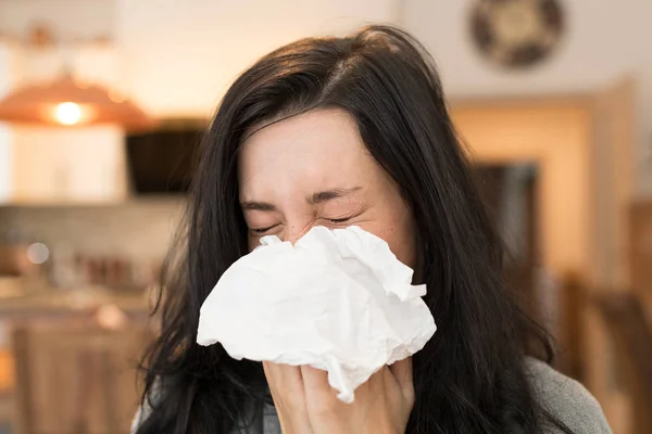 Jeune femme ayant la grippe, se mouchant . — Photo