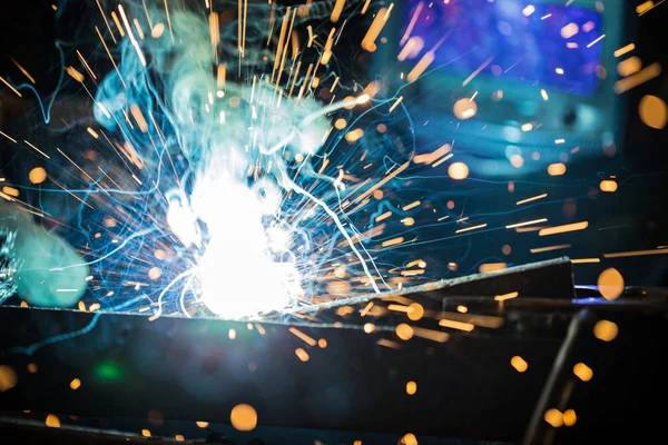 Schweißer arbeiten in der Fabrik aus Metall — Stockfoto