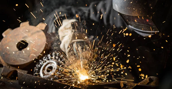 Fabrikada çalışan Kaynakçı metal yapılmış — Stok fotoğraf