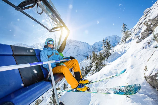 Skifahrer sitzt am Skilift im Hochgebirge. — Stockfoto