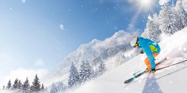 Kayakçı yokuş aşağı güzel Alp manzara modunda çalışan pist üzerinde. Zemin üzerine mavi gökyüzü. — Stok fotoğraf