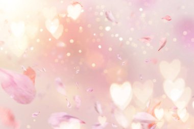 Sevgililer Günü, Anneler ya da Kadınlar Günü için çiçek kompozisyonu. Eski beyaz ahşap arka planda pembe çiçekler.