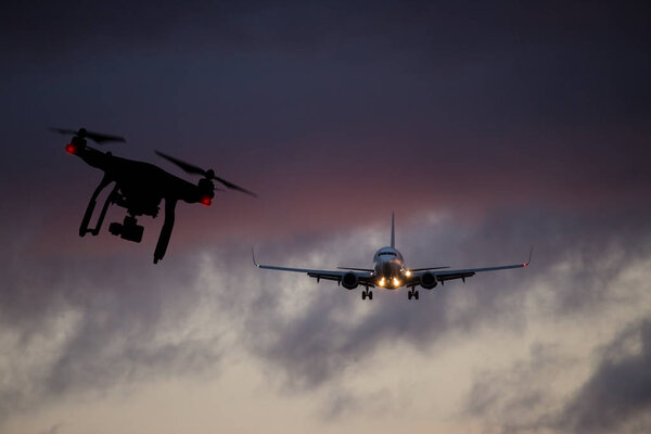Беспилотник летит рядом с коммерческим самолетом
