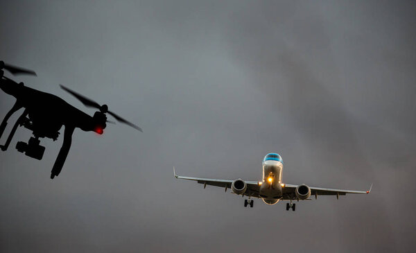 Беспилотник летит рядом с коммерческим самолетом