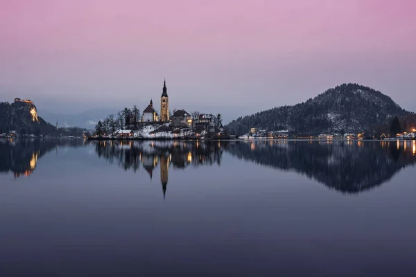Niesamowity zachód słońca na jezioro Bled w zimie, Słowenia. — Zdjęcie stockowe