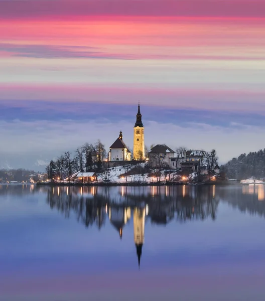 Niesamowity zachód słońca na jezioro Bled w zimie, Słowenia. — Zdjęcie stockowe